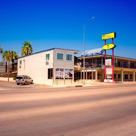 Whispering Palms Inn Дел Рио Екстериор снимка