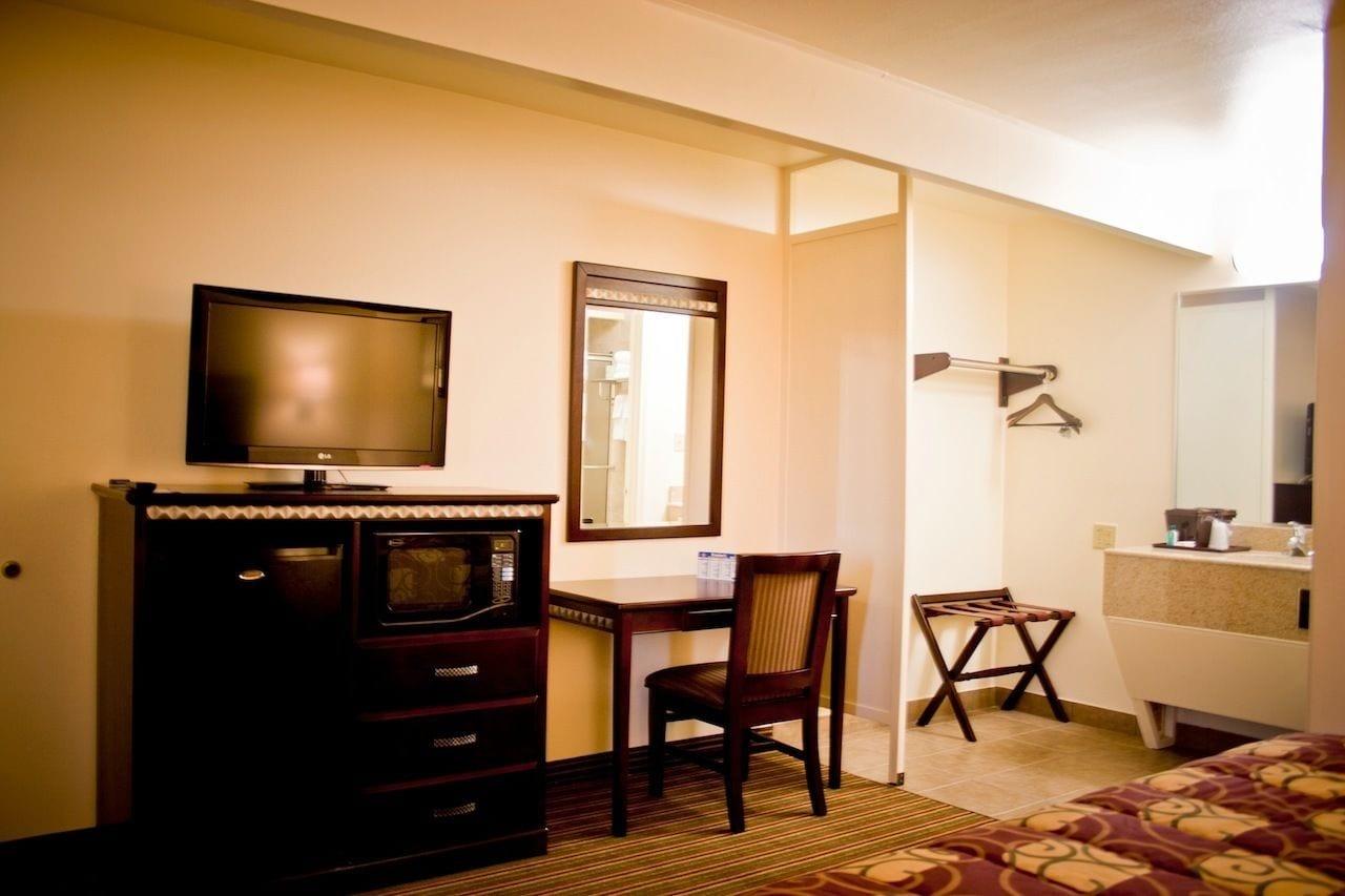 Whispering Palms Inn Дел Рио Екстериор снимка