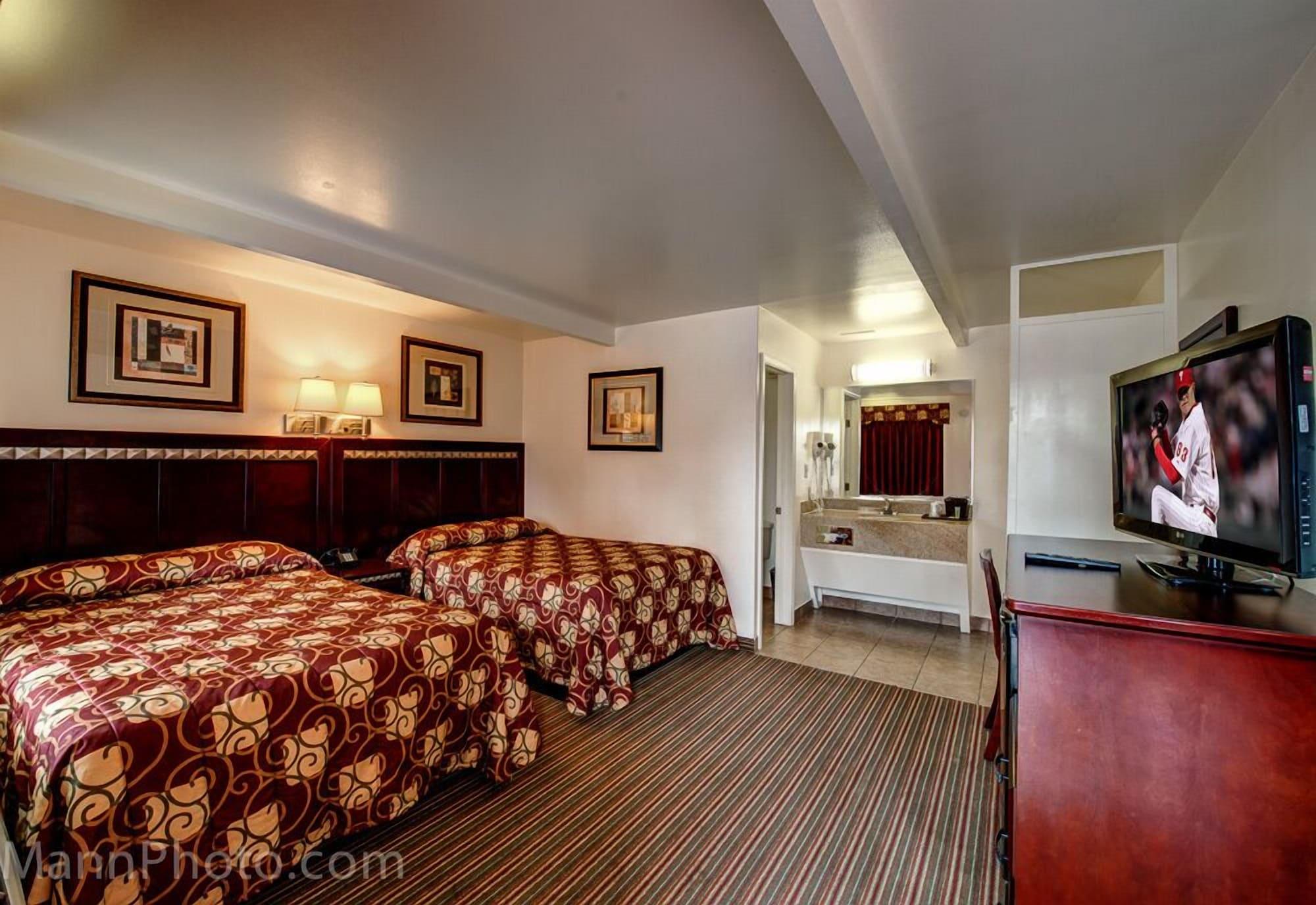 Whispering Palms Inn Дел Рио Екстериор снимка