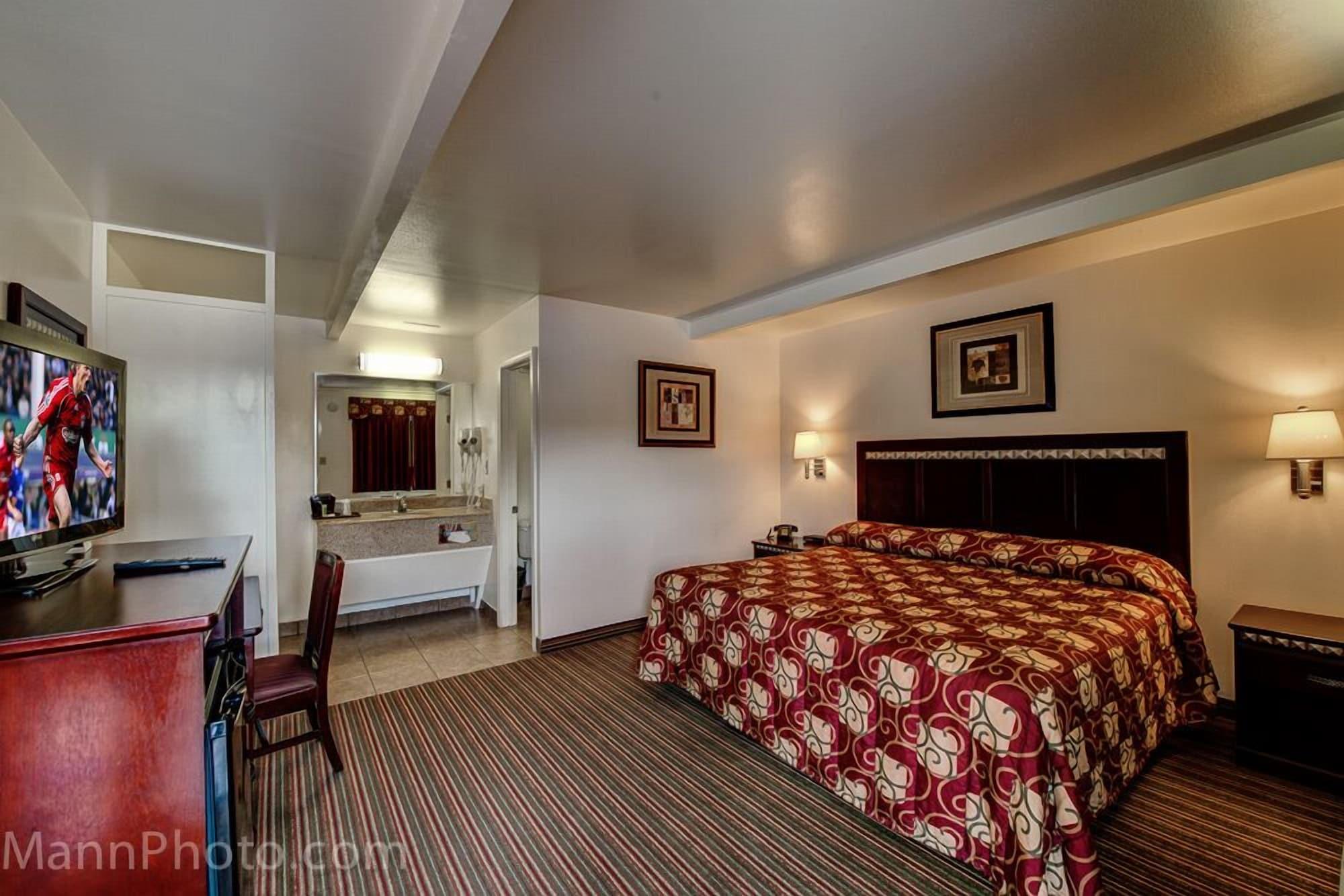 Whispering Palms Inn Дел Рио Екстериор снимка
