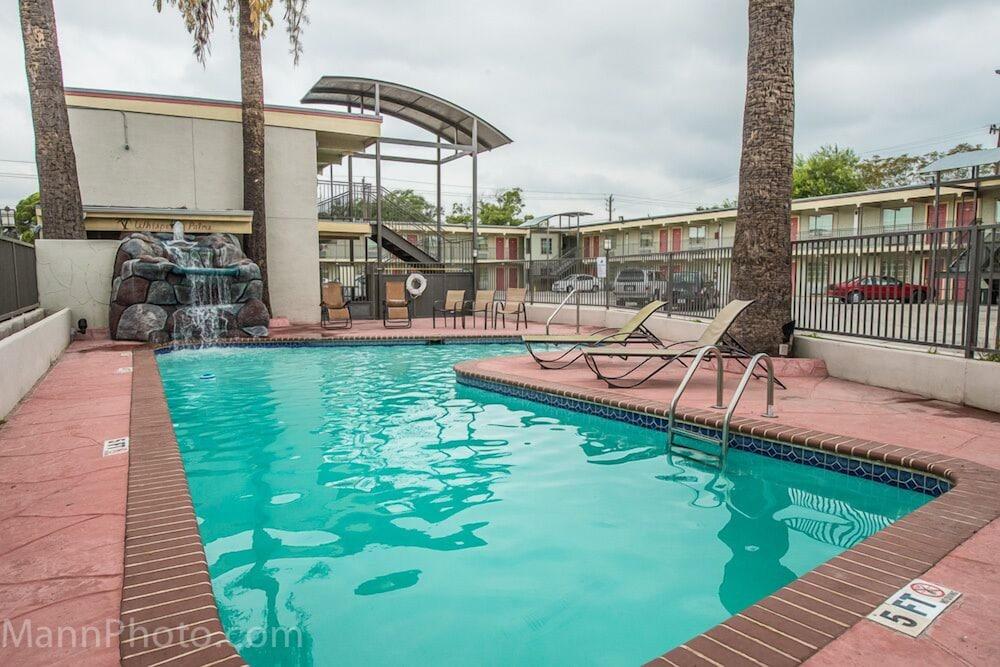 Whispering Palms Inn Дел Рио Екстериор снимка