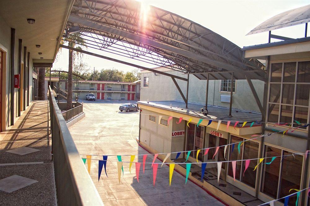 Whispering Palms Inn Дел Рио Екстериор снимка