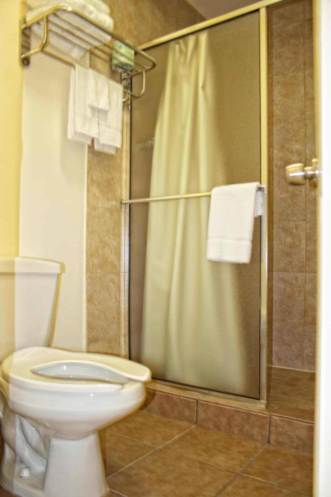 Whispering Palms Inn Дел Рио Екстериор снимка