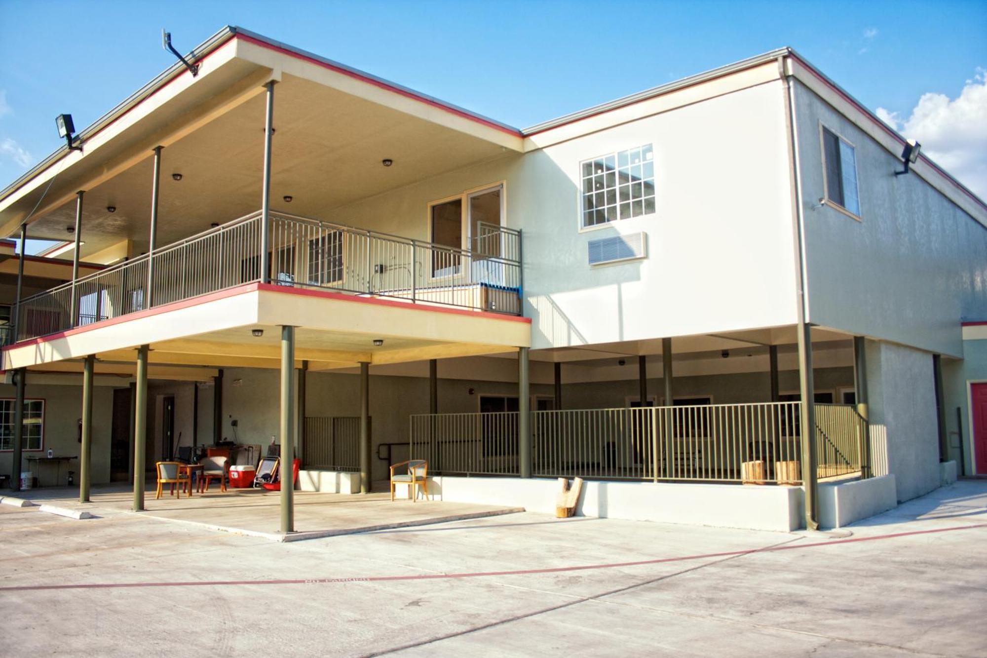 Whispering Palms Inn Дел Рио Екстериор снимка