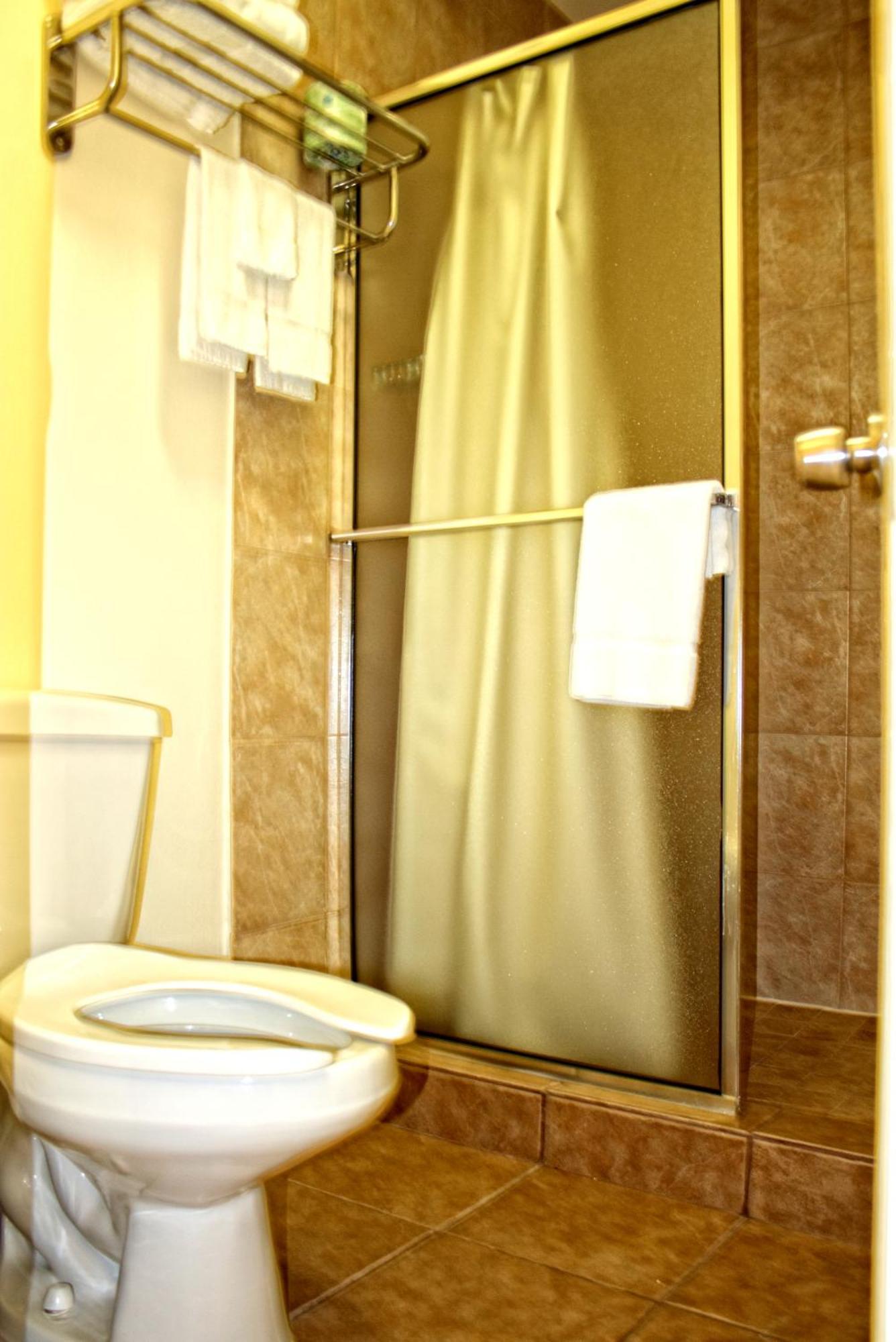Whispering Palms Inn Дел Рио Екстериор снимка