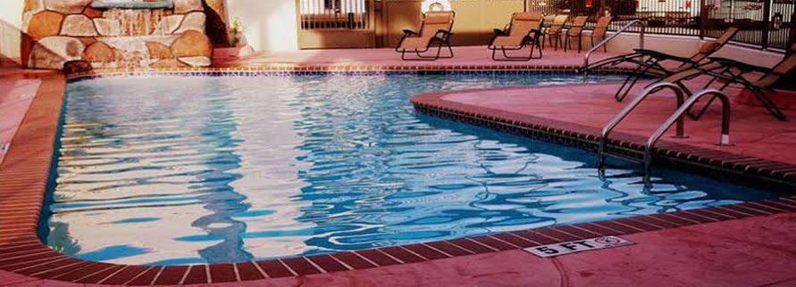 Whispering Palms Inn Дел Рио Екстериор снимка